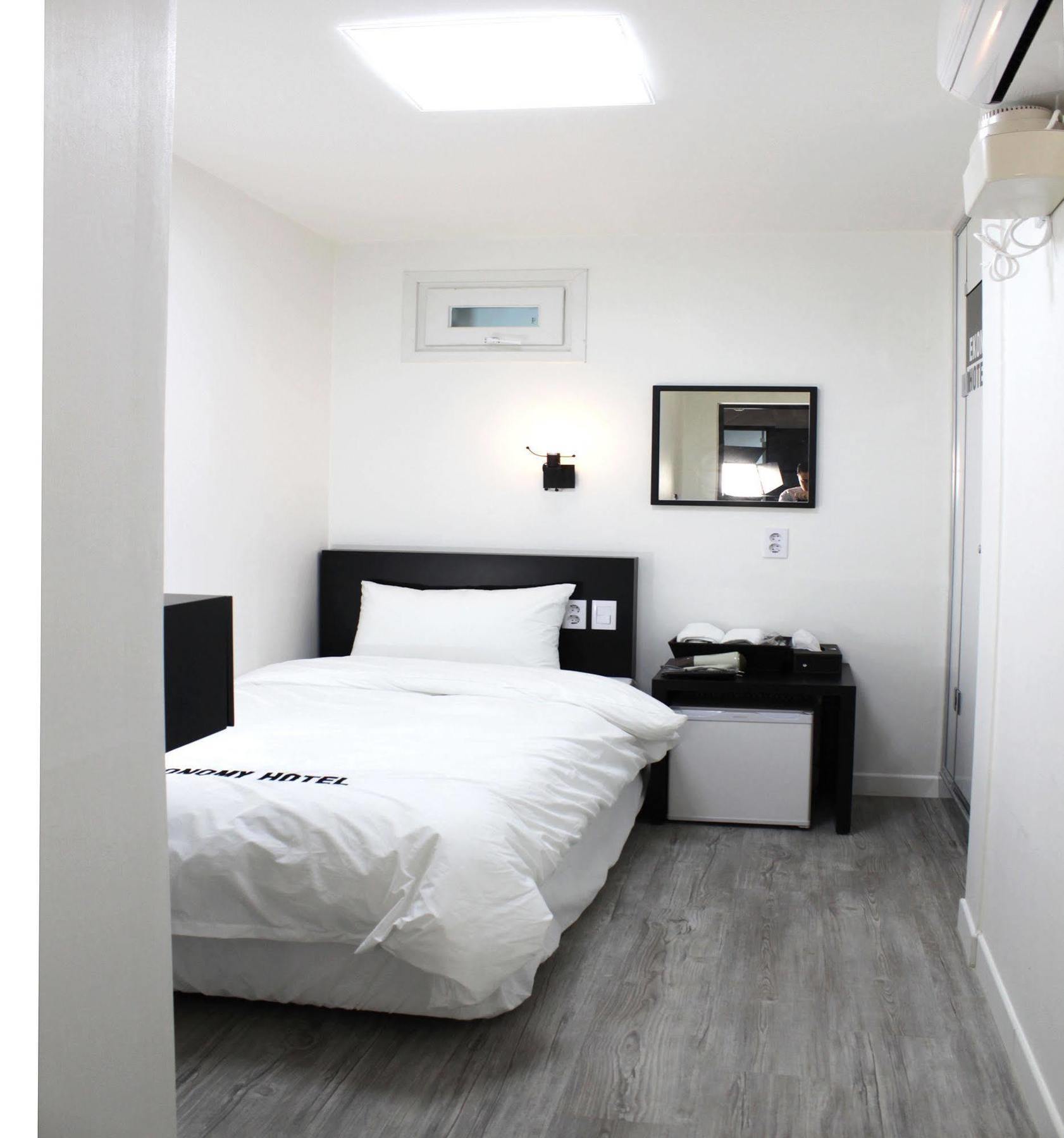 סיאול Ekonomy Hotel Dongdaemun מראה חיצוני תמונה